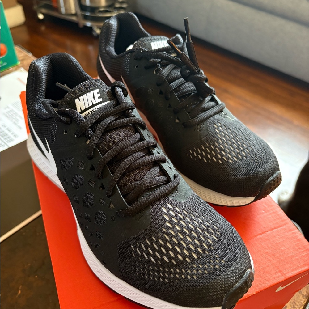 Nike Womens Air Pegasus size 7.5
